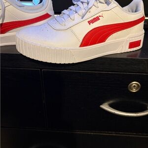 Women’s Puma sneakers like brand new only wore 1 time size 8